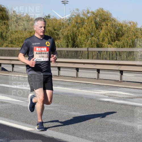 03.10.2025 - Köhlbrandbrückenlauf Julia Fischer http://msf.ph/oto/9005710 03.10.2025 12:41:51 Position 3 5786 meine-sportfotos.de