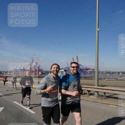 03.10.2025 - Köhlbrandbrückenlauf Matties Gatica Varas http://msf.ph/oto/9005722 03.10.2025 13:00:32 Position 2  meine-sportfotos.de