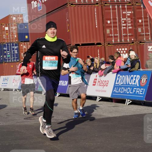 03.10.2025 - Köhlbrandbrückenlauf Michael Burmester http://msf.ph/oto/9005736 03.10.2025 10:08:03 Ziel 1319, 1516, 1833, 3278, 3361, 3362, 3569, 3734 meine-sportfotos.de