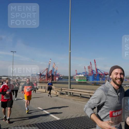 03.10.2025 - Köhlbrandbrückenlauf Matties Gatica Varas http://msf.ph/oto/9005761 03.10.2025 13:00:38 Position 2 888, 678 meine-sportfotos.de