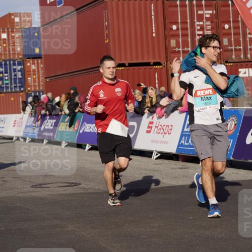 03.10.2025 - Köhlbrandbrückenlauf Michael Burmester http://msf.ph/oto/9005772 03.10.2025 10:08:04 Ziel 1319, 1516, 1833, 3278, 3361, 3362, 3569, 3734 meine-sportfotos.de