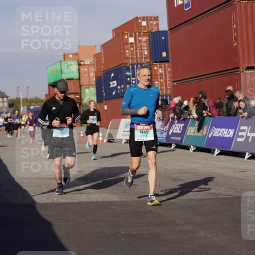 03.10.2025 - Köhlbrandbrückenlauf Michael Burmester http://msf.ph/oto/9005793 03.10.2025 10:08:05 Ziel 1319, 1516, 1833, 3278, 3361, 3362, 3569, 3734 meine-sportfotos.de