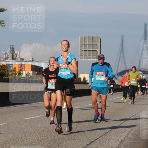 03.10.2025 - Köhlbrandbrückenlauf Luisa Fischer http://msf.ph/oto/9005838 03.10.2025 10:47:36 Position 3 1018, 3458, 3317 meine-sportfotos.de