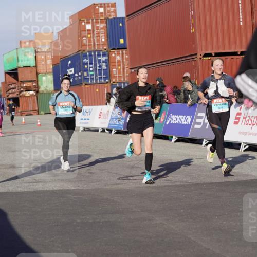 03.10.2025 - Köhlbrandbrückenlauf Michael Burmester http://msf.ph/oto/9005852 03.10.2025 10:08:08 Ziel 1319, 1516, 1833, 3278, 3309, 3361, 3362, 3569, 3734 meine-sportfotos.de