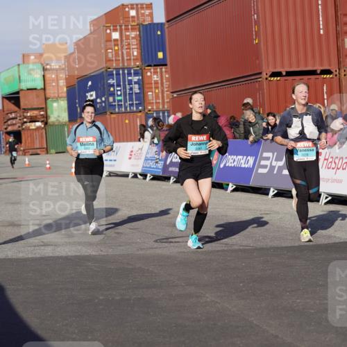 03.10.2025 - Köhlbrandbrückenlauf Michael Burmester http://msf.ph/oto/9005863 03.10.2025 10:08:08 Ziel 1319, 1516, 1833, 3278, 3309, 3361, 3362, 3569, 3734 meine-sportfotos.de