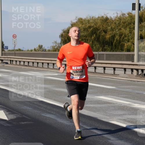 03.10.2025 - Köhlbrandbrückenlauf Julia Fischer http://msf.ph/oto/9005964 03.10.2025 12:42:39 Position 3 5765 meine-sportfotos.de