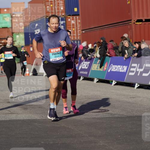 03.10.2025 - Köhlbrandbrückenlauf Michael Burmester http://msf.ph/oto/9005983 03.10.2025 10:08:14 Ziel 1407, 1461, 2026, 3278, 3309, 3361, 3362 meine-sportfotos.de