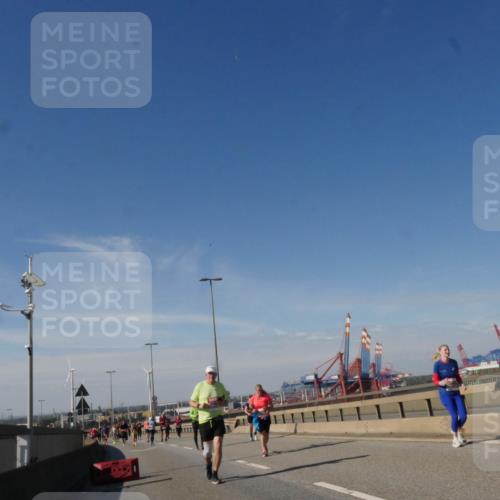 03.10.2025 - Köhlbrandbrückenlauf Matties Gatica Varas http://msf.ph/oto/9006012 03.10.2025 13:00:56 Position 2  meine-sportfotos.de