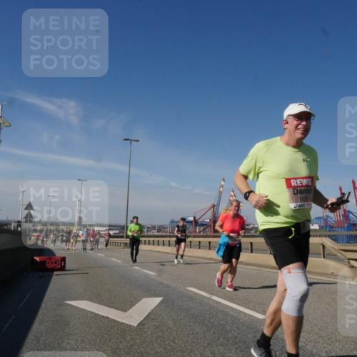 03.10.2025 - Köhlbrandbrückenlauf Matties Gatica Varas http://msf.ph/oto/9006058 03.10.2025 13:00:59 Position 2 6201 meine-sportfotos.de