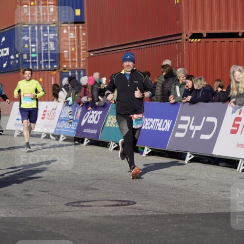 03.10.2025 - Köhlbrandbrückenlauf Michael Burmester http://msf.ph/oto/9006085 03.10.2025 10:08:19 Ziel 1203, 1238, 1257, 1371, 1407, 1461, 1601, 1876, 2026, 3071, 3309, 3778 meine-sportfotos.de