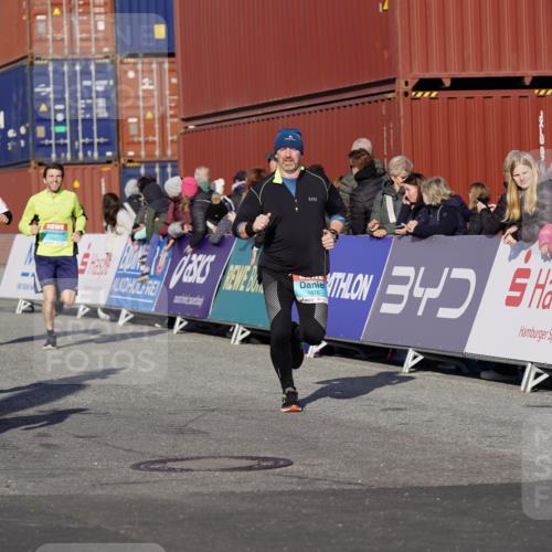 03.10.2025 - Köhlbrandbrückenlauf Michael Burmester http://msf.ph/oto/9006096 03.10.2025 10:08:19 Ziel 1203, 1238, 1257, 1371, 1407, 1461, 1601, 1876, 2026, 3071, 3309, 3778 meine-sportfotos.de