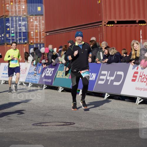 03.10.2025 - Köhlbrandbrückenlauf Michael Burmester http://msf.ph/oto/9006108 03.10.2025 10:08:19 Ziel 1203, 1238, 1257, 1371, 1407, 1461, 1601, 1876, 2026, 3071, 3309, 3778 meine-sportfotos.de