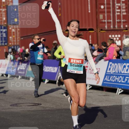 03.10.2025 - Köhlbrandbrückenlauf Michael Burmester http://msf.ph/oto/9006176 03.10.2025 10:08:22 Ziel 1089, 1203, 1238, 1257, 1338, 1371, 1407, 1461, 1601, 1876, 2942, 3071, 3778 meine-sportfotos.de