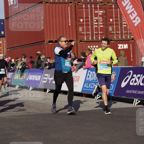 03.10.2025 - Köhlbrandbrückenlauf Michael Burmester http://msf.ph/oto/9006197 03.10.2025 10:08:23 Ziel 1089, 1172, 1203, 1238, 1257, 1338, 1371, 1407, 1461, 1601, 1876, 2735, 2736, 2942, 3071, 3778 meine-sportfotos.de
