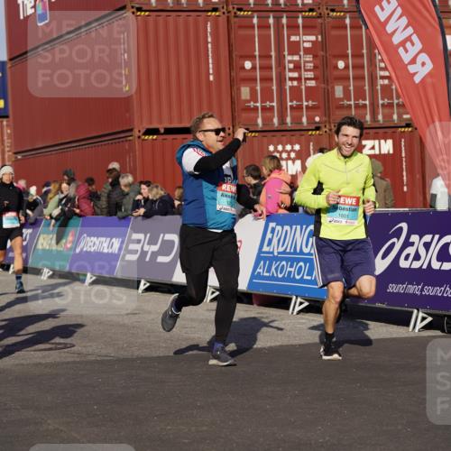 03.10.2025 - Köhlbrandbrückenlauf Michael Burmester http://msf.ph/oto/9006210 03.10.2025 10:08:23 Ziel 1089, 1172, 1203, 1238, 1257, 1338, 1371, 1407, 1461, 1601, 1876, 2735, 2736, 2942, 3071, 3778 meine-sportfotos.de