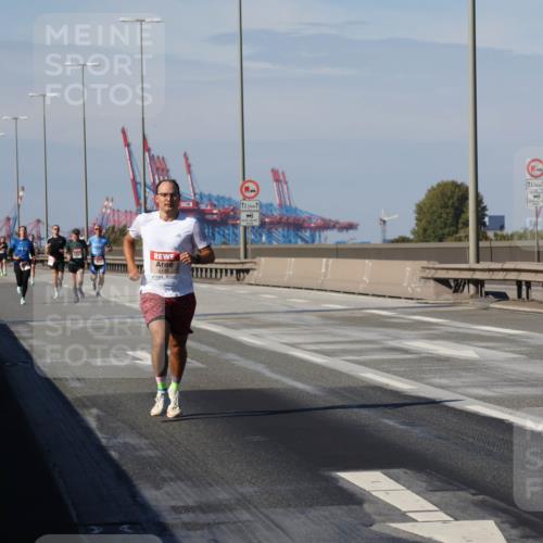 03.10.2025 - Köhlbrandbrückenlauf Julia Fischer http://msf.ph/oto/9006220 03.10.2025 12:43:33 Position 3 6130, 12, 5, 12, 5 meine-sportfotos.de
