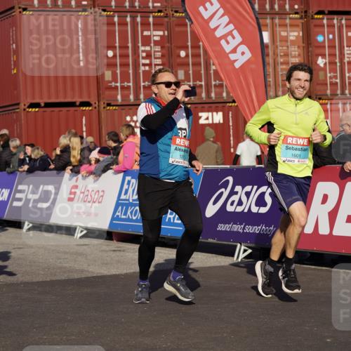 03.10.2025 - Köhlbrandbrückenlauf Michael Burmester http://msf.ph/oto/9006222 03.10.2025 10:08:23 Ziel 1089, 1172, 1203, 1238, 1257, 1338, 1371, 1407, 1461, 1601, 1876, 2735, 2736, 2942, 3071, 3778 meine-sportfotos.de