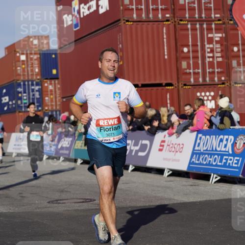 03.10.2025 - Köhlbrandbrückenlauf Michael Burmester http://msf.ph/oto/9006330 03.10.2025 10:08:26 Ziel 1089, 1172, 1203, 1238, 1257, 1338, 1371, 1461, 1489, 1508, 1601, 1753, 1876, 2735, 2736, 2776, 2942, 3071, 3123, 3752, 3778 meine-sportfotos.de