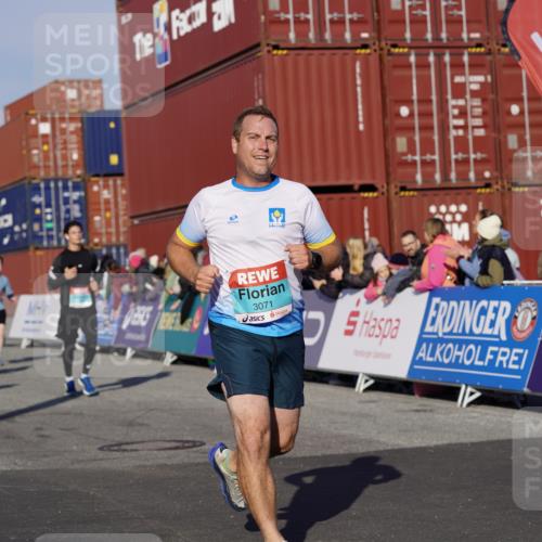 03.10.2025 - Köhlbrandbrückenlauf Michael Burmester http://msf.ph/oto/9006337 03.10.2025 10:08:26 Ziel 1089, 1172, 1203, 1238, 1257, 1338, 1371, 1461, 1489, 1508, 1601, 1753, 1876, 2735, 2736, 2776, 2942, 3071, 3123, 3752, 3778 meine-sportfotos.de