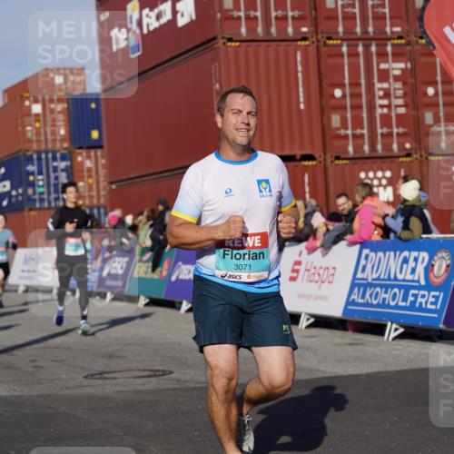 03.10.2025 - Köhlbrandbrückenlauf Michael Burmester http://msf.ph/oto/9006344 03.10.2025 10:08:26 Ziel 1089, 1172, 1203, 1238, 1257, 1338, 1371, 1461, 1489, 1508, 1601, 1753, 1876, 2735, 2736, 2776, 2942, 3071, 3123, 3752, 3778 meine-sportfotos.de