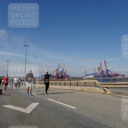 03.10.2025 - Köhlbrandbrückenlauf Matties Gatica Varas http://msf.ph/oto/9006380 03.10.2025 13:01:24 Position 2 18 meine-sportfotos.de