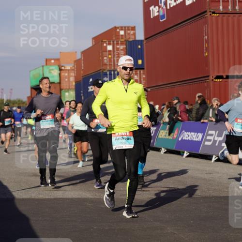 03.10.2025 - Köhlbrandbrückenlauf Michael Burmester http://msf.ph/oto/9006399 03.10.2025 10:08:28 Ziel 1089, 1172, 1238, 1257, 1338, 1371, 1489, 1508, 1601, 1739, 1753, 1755, 2735, 2736, 2776, 2942, 3071, 3123, 3261, 3369, 3752, 3778 meine-sportfotos.de