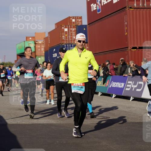 03.10.2025 - Köhlbrandbrückenlauf Michael Burmester http://msf.ph/oto/9006410 03.10.2025 10:08:28 Ziel 1089, 1172, 1238, 1257, 1338, 1371, 1489, 1508, 1601, 1739, 1753, 1755, 2735, 2736, 2776, 2942, 3071, 3123, 3261, 3369, 3752, 3778 meine-sportfotos.de