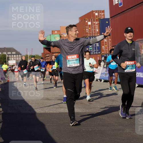 03.10.2025 - Köhlbrandbrückenlauf Michael Burmester http://msf.ph/oto/9006447 03.10.2025 10:08:29 Ziel 1089, 1172, 1238, 1257, 1338, 1371, 1430, 1489, 1508, 1601, 1739, 1753, 1755, 2735, 2736, 2776, 2942, 3071, 3123, 3261, 3369, 3752 meine-sportfotos.de
