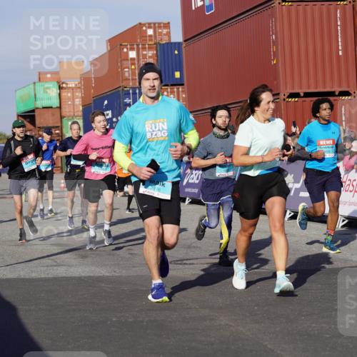 03.10.2025 - Köhlbrandbrückenlauf Michael Burmester http://msf.ph/oto/9006483 03.10.2025 10:08:31 Ziel 1089, 1172, 1338, 1430, 1489, 1508, 1525, 1739, 1753, 1755, 2735, 2736, 2776, 2942, 3123, 3261, 3369, 3752 meine-sportfotos.de