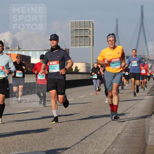 03.10.2025 - Köhlbrandbrückenlauf Luisa Fischer http://msf.ph/oto/9006551 03.10.2025 10:48:17 Position 3 3204, 3820, 3495 meine-sportfotos.de