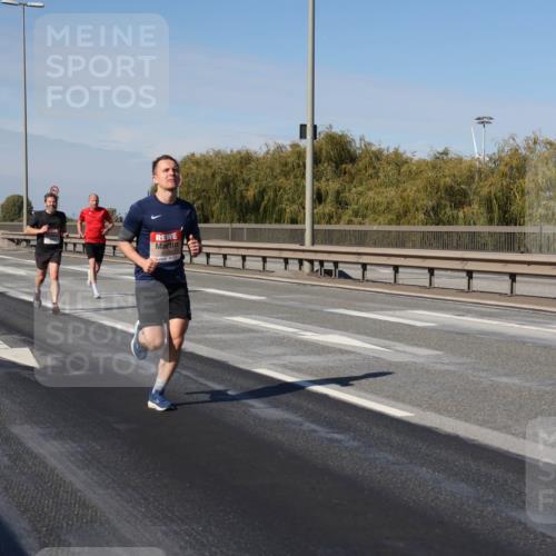 03.10.2025 - Köhlbrandbrückenlauf Julia Fischer http://msf.ph/oto/9006569 03.10.2025 12:44:35 Position 3  meine-sportfotos.de