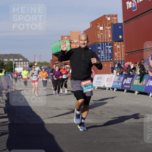 03.10.2025 - Köhlbrandbrückenlauf Michael Burmester http://msf.ph/oto/9006584 03.10.2025 10:08:34 Ziel 1089, 1172, 1430, 1489, 1506, 1508, 1525, 1566, 1567, 1739, 1753, 1755, 2731, 2734, 2735, 2736, 2776, 3123, 3189, 3261, 3369, 3752 meine-sportfotos.de