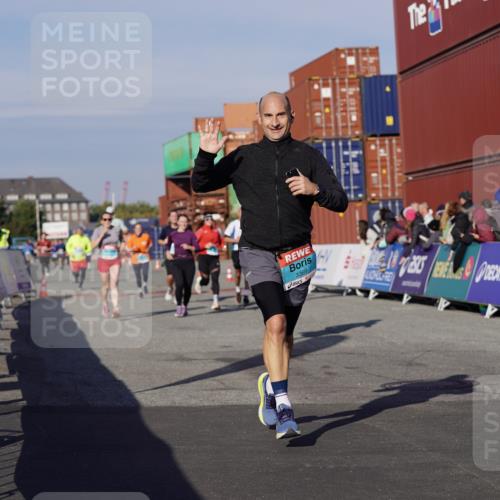 03.10.2025 - Köhlbrandbrückenlauf Michael Burmester http://msf.ph/oto/9006592 03.10.2025 10:08:35 Ziel 1172, 1430, 1489, 1506, 1508, 1525, 1555, 1566, 1567, 1739, 1753, 1755, 1858, 2731, 2734, 2735, 2736, 2776, 3123, 3189, 3261, 3369, 3752 meine-sportfotos.de