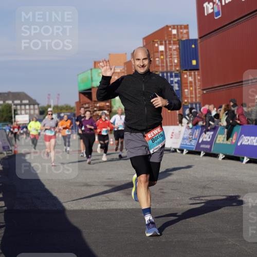 03.10.2025 - Köhlbrandbrückenlauf Michael Burmester http://msf.ph/oto/9006604 03.10.2025 10:08:35 Ziel 1172, 1430, 1489, 1506, 1508, 1525, 1555, 1566, 1567, 1739, 1753, 1755, 1858, 2731, 2734, 2735, 2736, 2776, 3123, 3189, 3261, 3369, 3752 meine-sportfotos.de