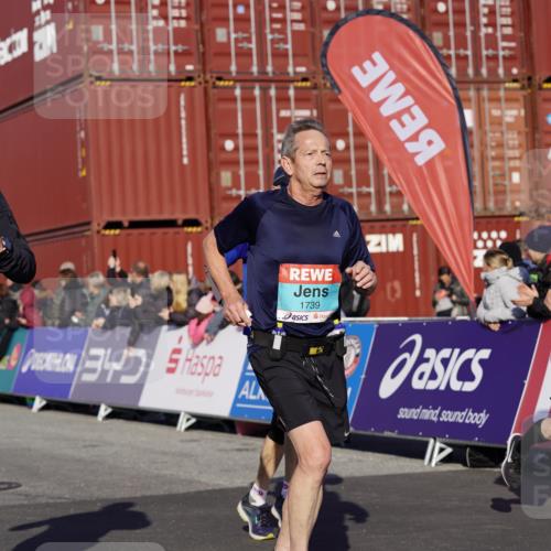03.10.2025 - Köhlbrandbrückenlauf Michael Burmester http://msf.ph/oto/9006618 03.10.2025 10:08:35 Ziel 1172, 1430, 1489, 1506, 1508, 1525, 1555, 1566, 1567, 1739, 1753, 1755, 1858, 2731, 2734, 2735, 2736, 2776, 3123, 3189, 3261, 3369, 3752 meine-sportfotos.de