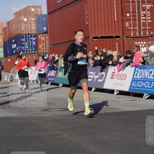 03.10.2025 - Köhlbrandbrückenlauf Michael Burmester http://msf.ph/oto/9006662 03.10.2025 10:08:36 Ziel 1430, 1489, 1506, 1508, 1525, 1555, 1566, 1567, 1739, 1753, 1755, 1858, 2449, 2731, 2734, 2776, 3123, 3128, 3189, 3261, 3369, 3752 meine-sportfotos.de