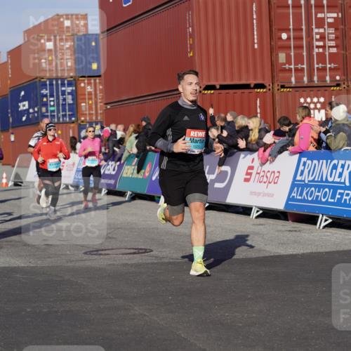 03.10.2025 - Köhlbrandbrückenlauf Michael Burmester http://msf.ph/oto/9006674 03.10.2025 10:08:37 Ziel 1430, 1489, 1506, 1508, 1525, 1555, 1566, 1567, 1739, 1753, 1755, 1858, 2449, 2731, 2734, 3123, 3128, 3189, 3261, 3369 meine-sportfotos.de