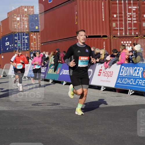 03.10.2025 - Köhlbrandbrückenlauf Michael Burmester http://msf.ph/oto/9006684 03.10.2025 10:08:37 Ziel 1430, 1489, 1506, 1508, 1525, 1555, 1566, 1567, 1739, 1753, 1755, 1858, 2449, 2731, 2734, 3123, 3128, 3189, 3261, 3369 meine-sportfotos.de