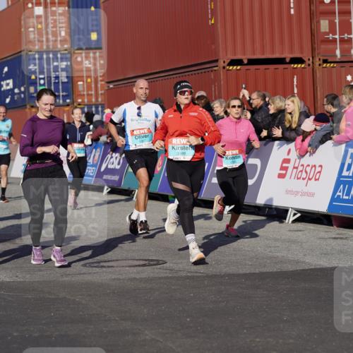 03.10.2025 - Köhlbrandbrückenlauf Michael Burmester http://msf.ph/oto/9006728 03.10.2025 10:08:38 Ziel 1430, 1451, 1489, 1506, 1508, 1525, 1555, 1566, 1567, 1739, 1755, 1858, 2449, 2731, 2734, 3123, 3128, 3189, 3261, 3369 meine-sportfotos.de