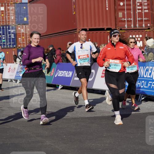 03.10.2025 - Köhlbrandbrückenlauf Michael Burmester http://msf.ph/oto/9006755 03.10.2025 10:08:39 Ziel 1430, 1451, 1506, 1525, 1555, 1566, 1567, 1739, 1755, 1858, 2449, 2731, 2734, 3128, 3189, 3261, 3369 meine-sportfotos.de