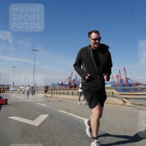 03.10.2025 - Köhlbrandbrückenlauf Matties Gatica Varas http://msf.ph/oto/9006817 03.10.2025 13:02:00 Position 2 118 meine-sportfotos.de