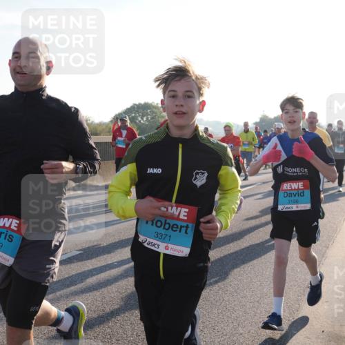 03.10.2025 - Köhlbrandbrückenlauf Fabian Wolf http://msf.ph/oto/9006818 03.10.2025 09:19:51 Position 3 3369, 3371, 3196 meine-sportfotos.de