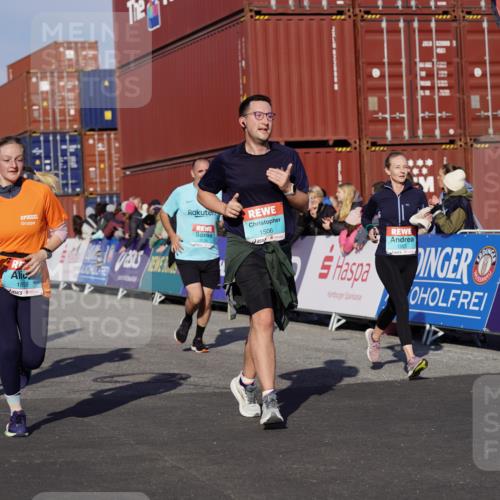 03.10.2025 - Köhlbrandbrückenlauf Michael Burmester http://msf.ph/oto/9006833 03.10.2025 10:08:41 Ziel 1430, 1451, 1506, 1525, 1555, 1566, 1567, 1858, 2449, 2731, 2734, 3128, 3189, 3380, 3738 meine-sportfotos.de