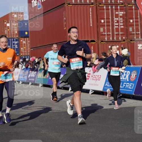 03.10.2025 - Köhlbrandbrückenlauf Michael Burmester http://msf.ph/oto/9006843 03.10.2025 10:08:41 Ziel 1430, 1451, 1506, 1525, 1555, 1566, 1567, 1858, 2449, 2731, 2734, 3128, 3189, 3380, 3738 meine-sportfotos.de
