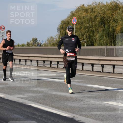 03.10.2025 - Köhlbrandbrückenlauf Julia Fischer http://msf.ph/oto/9006878 03.10.2025 12:45:29 Position 3 12, 5, 18, 6020 meine-sportfotos.de
