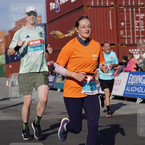 03.10.2025 - Köhlbrandbrückenlauf Michael Burmester http://msf.ph/oto/9006880 03.10.2025 10:08:42 Ziel 1451, 1506, 1525, 1555, 1566, 1567, 1858, 2449, 2731, 2734, 3128, 3189, 3380, 3738 meine-sportfotos.de