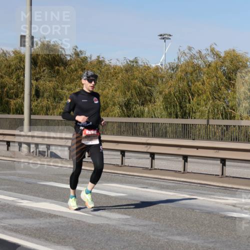 03.10.2025 - Köhlbrandbrückenlauf Julia Fischer http://msf.ph/oto/9006897 03.10.2025 12:45:31 Position 3  meine-sportfotos.de