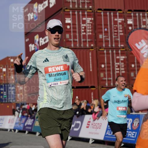 03.10.2025 - Köhlbrandbrückenlauf Michael Burmester http://msf.ph/oto/9006899 03.10.2025 10:08:42 Ziel 1451, 1506, 1525, 1555, 1566, 1567, 1858, 2449, 2731, 2734, 3128, 3189, 3380, 3738 meine-sportfotos.de