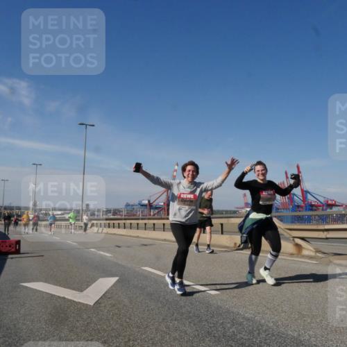 03.10.2025 - Köhlbrandbrückenlauf Matties Gatica Varas http://msf.ph/oto/9006912 03.10.2025 13:02:06 Position 2 118 meine-sportfotos.de
