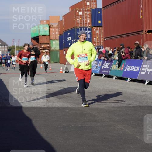 03.10.2025 - Köhlbrandbrückenlauf Michael Burmester http://msf.ph/oto/9006915 03.10.2025 10:08:44 Ziel 1451, 1506, 1555, 1566, 1567, 1670, 1858, 2449, 2731, 2734, 3128, 3189, 3380, 3738 meine-sportfotos.de